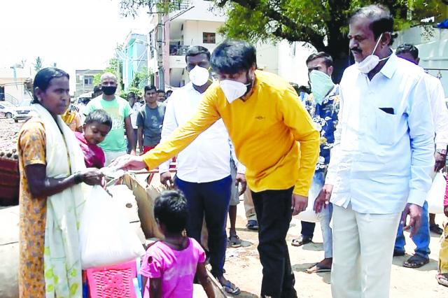 ನೂರಾರು ಕುಟುಂಬಗಳಿಗೆ ಮನೆ ಮನೆಗೆ ತೆರಳಿ ಆಹಾರ ಧಾನ್ಯ, ದಿನಸಿ ಕಿಟ್ ವಿತರಣೆ